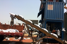 Most current food aid shipments, MIT PhD student Mark Brennan says, “have been using the same packaging for decades,” mostly paper and woven polypropylene bags. Pictured are food aid operations at an African port.
